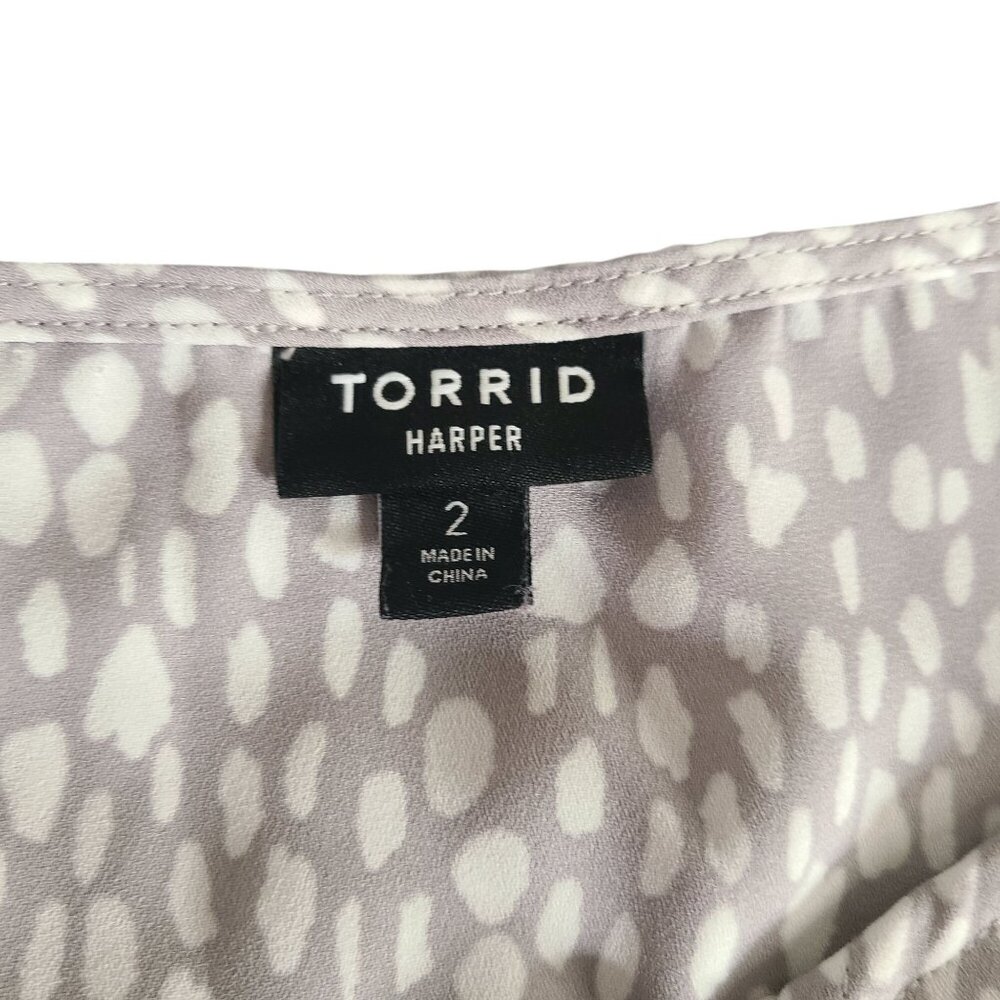 Torrid Harper Women's Size 2 Gray White Polka Dot Blouse Short Flutter Sleeve - Picture 3 of 10